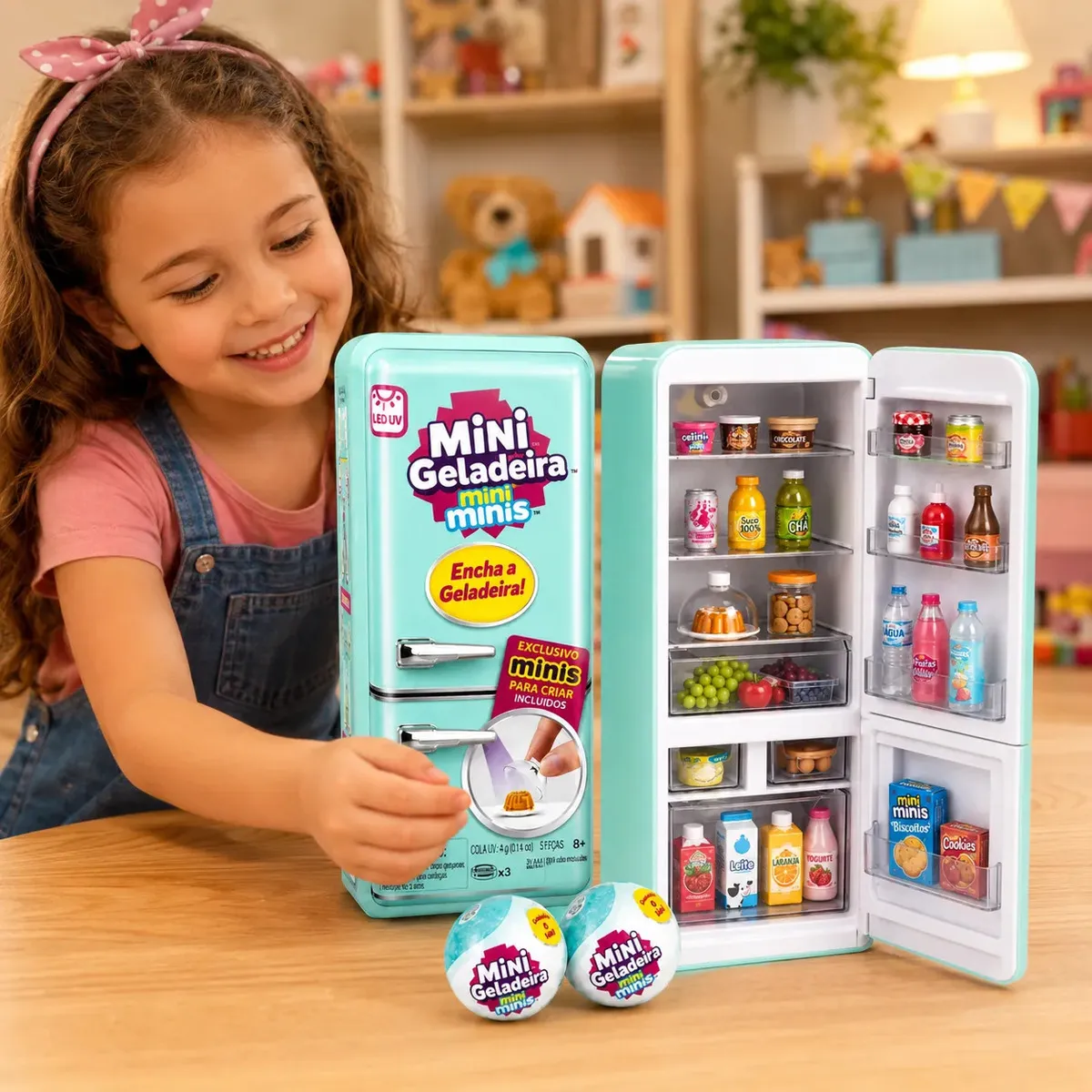 Mini Geladeira + 2 cápsulas bola surpresa Mini Brands que faz pudim